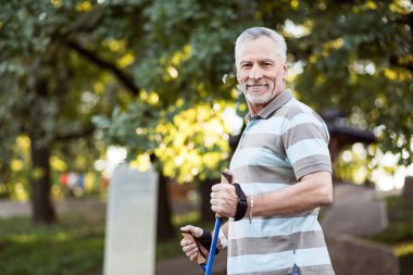Yakışıklı sportif dedesi evinin dışında