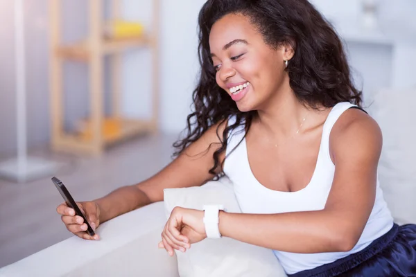 Feliz mujer sonriente usando el teléfono celular — Foto de Stock