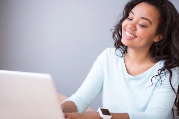Pozytywny kobieta korzysta z laptopa — Zdjęcie stockowe