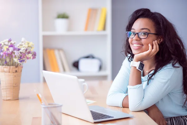 Positiv kvinna sitter vid bordet — Stockfoto