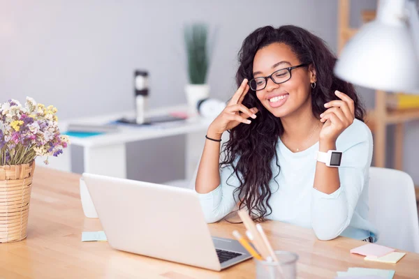 Mujer positiva sentada a la mesa —  Fotos de Stock