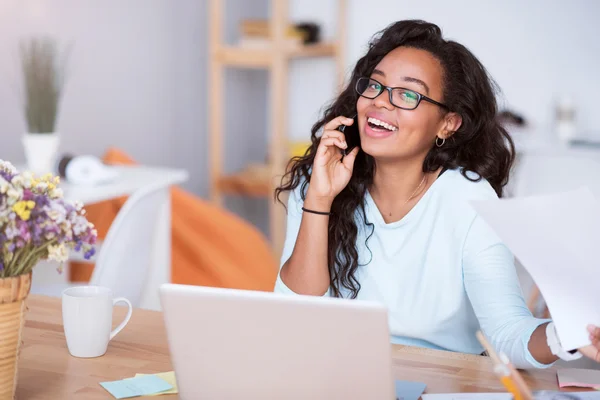 Joyeuse femme souriante parlant sur un téléphone portable — Photo