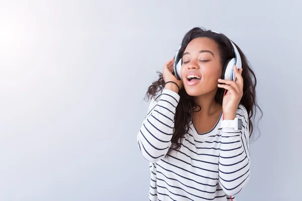 Conteúdo alegre mulher ouvindo música — Fotografia de Stock