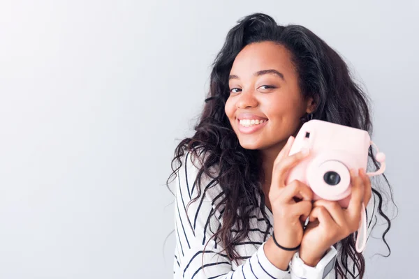 Positive Frau mit Fotokamera — Stockfoto