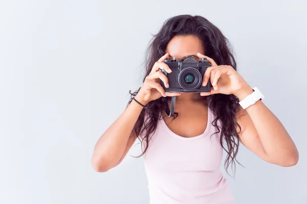 Angenehme Frau macht Fotos — Stockfoto