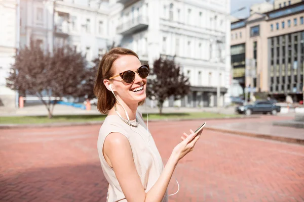 Mulher bonita usando telefone — Fotografia de Stock