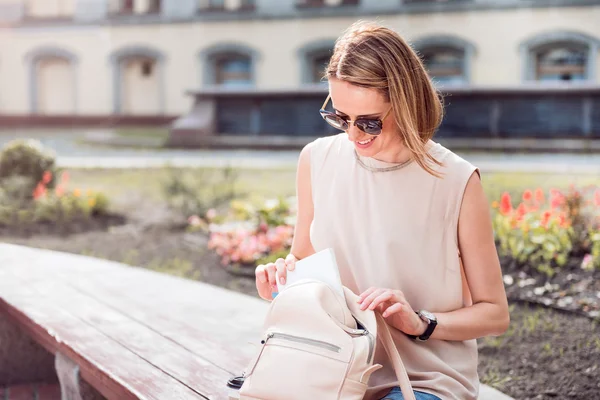 Mooie jonge vrouw ontspannen — Stockfoto