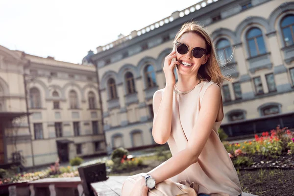 Roztomilá mladá žena pomocí telefonu — Stock fotografie