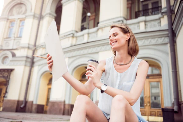 sevimli genç bir kadın kahve içme