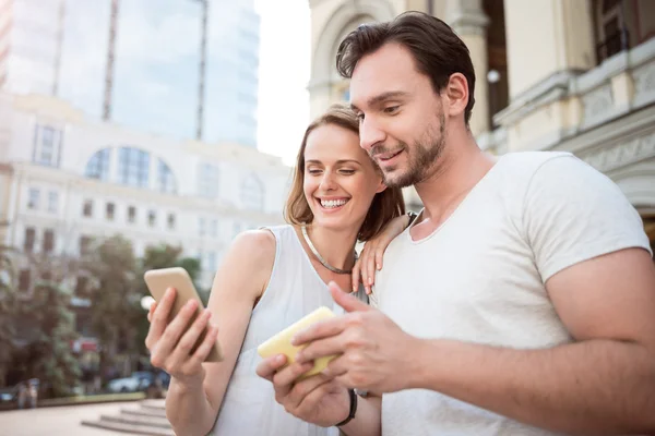 Un jeune couple utilisant un téléphone intelligent — Photo