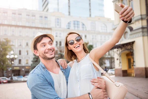 Lächelndes junges Touristenpaar beim Spaziergang — Stockfoto