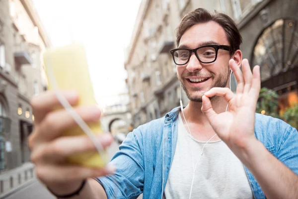 Pohledný mladý muž pomocí telefonu — Stock fotografie