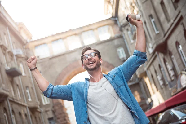 Mutlu adam ellerini kaldırarak