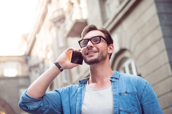 Радостный привлекательный мужчина говорит по телефону — стоковое фото