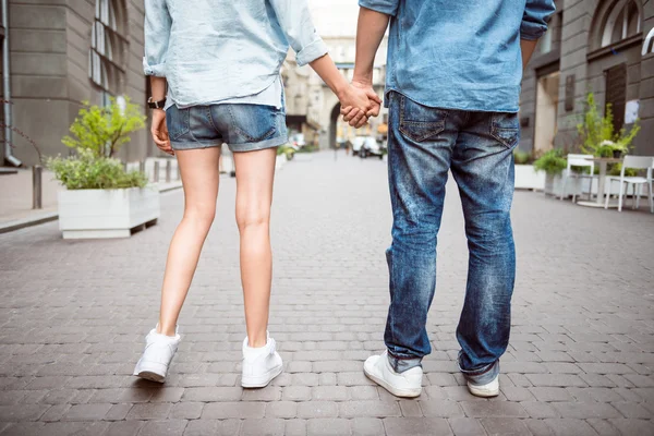 Agréable jeune couple debout dans la rue — Photo