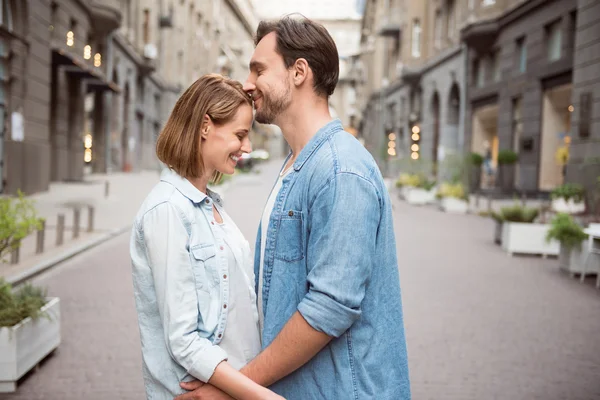 Liefdevolle paar staande in de straat — Stockfoto