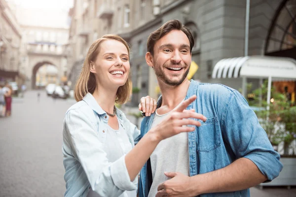 Couple aimant positif debout dans la rue — Photo