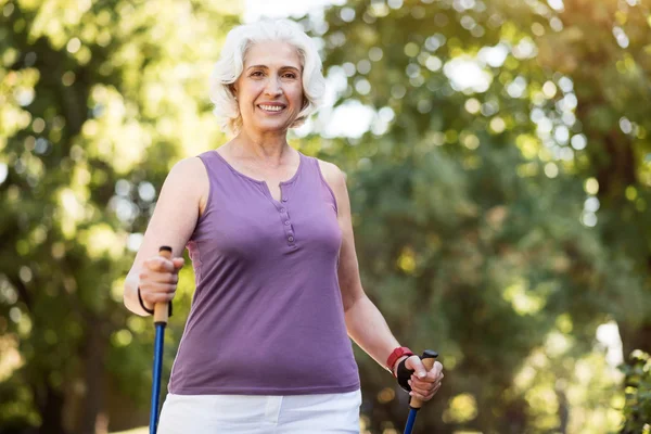 Portret van vrolijke ouderen dame in Green Park trainen — Stockfoto