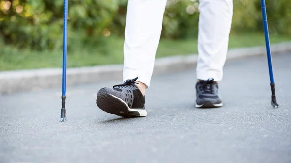 Uitzicht op vrouwelijke benen tijdens het wandelen in het Park — Stockfoto