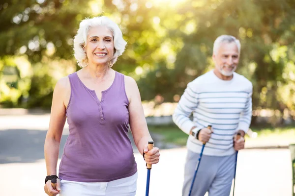 Spor yaparken kameraya bakarak çekici yaşlı bayan