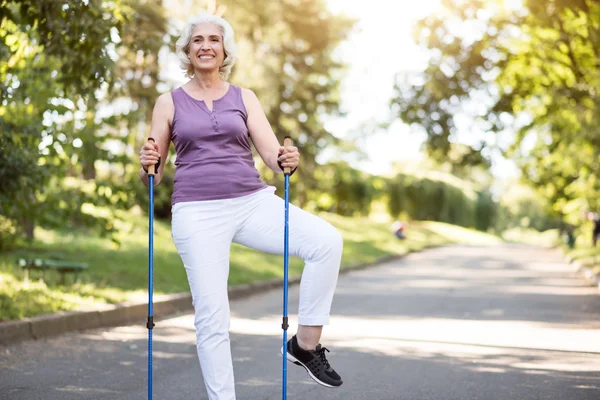 Dame sportive pratiquant le sport avec des bâtons de suivi — Photo