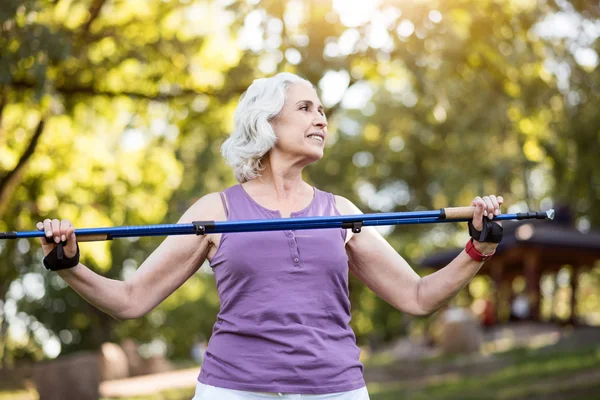 Büyükanne sprinter sopa ile fiziksel egzersizleri yapıyor