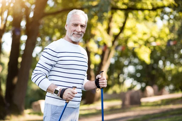 Gri yakışıklı parkta koşu