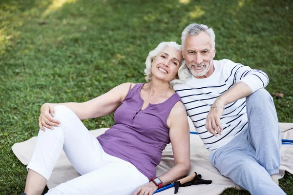 Pareja anciana muy atractiva disfrutando en el parque — Foto de Stock