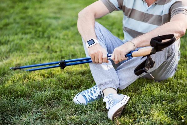 Sonra egzersiz çimenlerin üzerinde dinlenme sahip adam