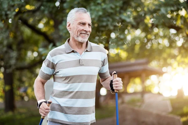 Attraente pensionato con un bel sorriso facendo jogging nel parco — Foto Stock