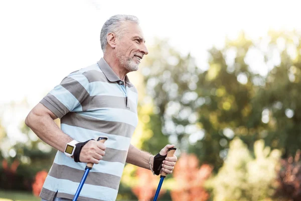 Bello felice uomo in suo 60s jogging — Foto Stock