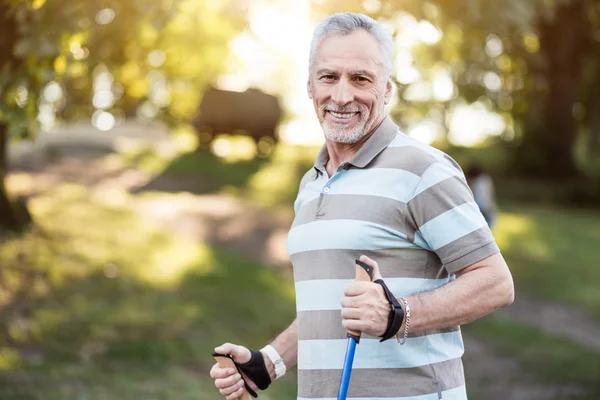 Reifer Läufer bereit für seine Morgenübungen — Stockfoto