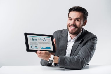 Hevesli sakallı adam gülümseyen ve gösteri tablet.