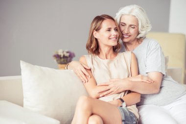 Neşeli yaşlı kadın onun yetişkin kızı ile istirahat