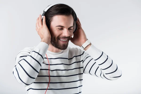 Feliz homem barbudo ouvindo música . — Fotografia de Stock