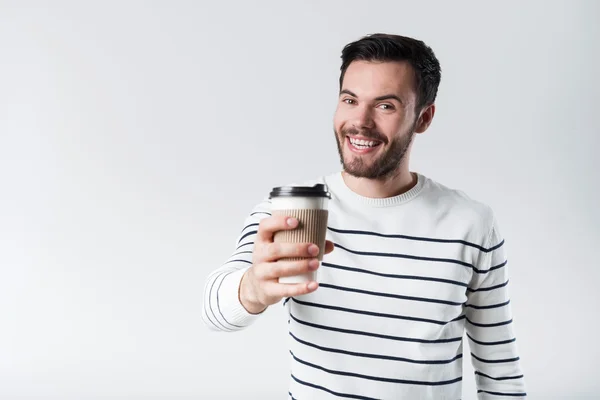 Jovem barbudo homem mostrando café . — Fotografia de Stock