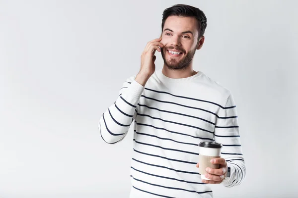 Satisfecho barbudo hombre teniendo conversación en el teléfono celular . —  Fotos de Stock