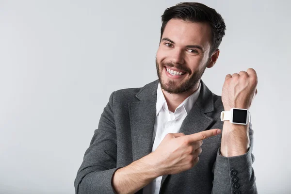 Glimlachende bebaarde man demonstratie zijn SmartWatch. — Stockfoto