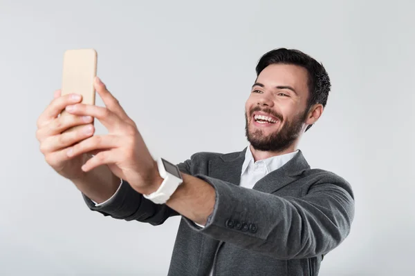 Overjoyed knappe man met behulp van smartphone. — Stockfoto