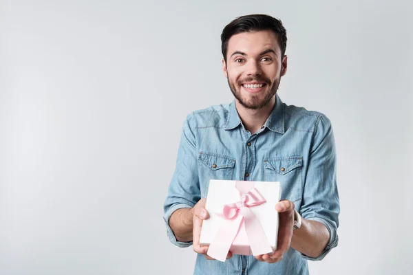 Feliz hombre barbudo sonriendo y sosteniendo la caja presente . —  Fotos de Stock