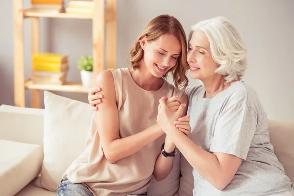 Glad lycklig kvinna och hennes farmor omfamna — Stockfoto