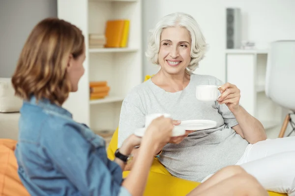 Aangenaam verrukt Senior vrouw drinken koffie — Stockfoto