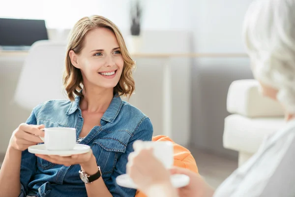 母親とコーヒーを飲む喜びの女性 — ストック写真