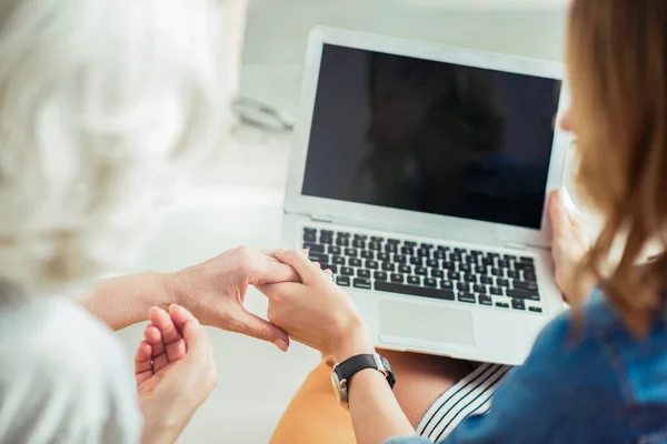 Aangename vrouw Holding hand van haar grootmoeder — Stockfoto