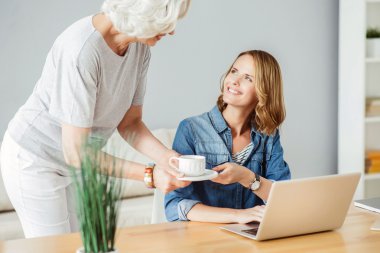 Masada oturan neşeli kadın