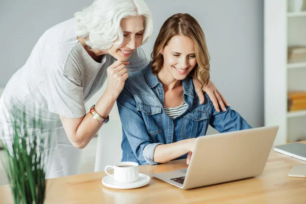 Donna gioiosa utilizzando il computer portatile — Foto Stock