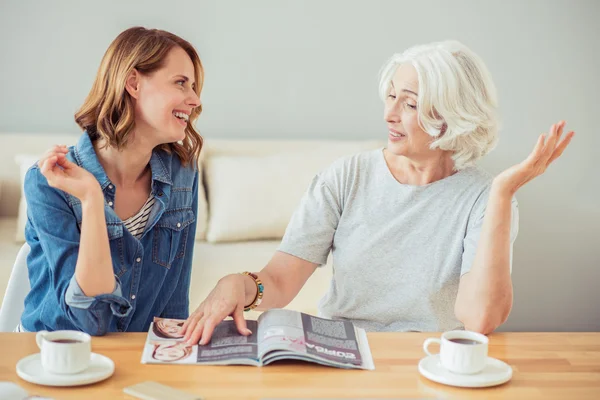 Mujer adulta positiva y su madre hablando — Foto de Stock