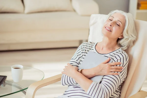 Donna allegra che riposa sulla poltrona — Foto Stock