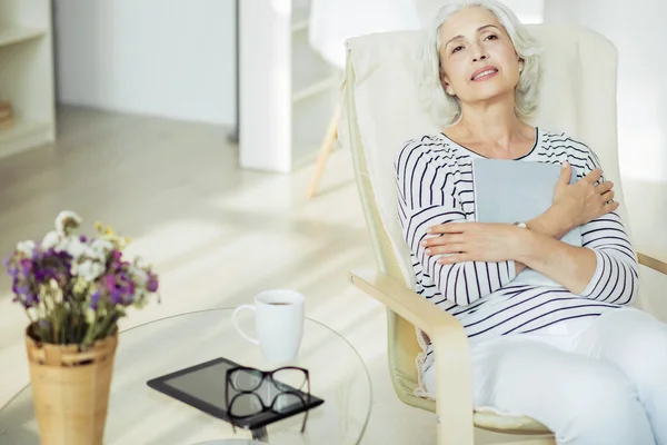 Senior mujer encantada descansando en el sillón — Foto de Stock