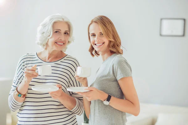 Blij positieve moeder en haar volwassen dochter koffie drinken — Stockfoto
